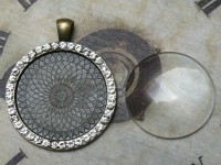 Glascabochon rund, bronze, Rahmen m. Strass außen Glascabochon rund, bronze, Rahmen m. Strass außen