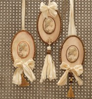 Vorschau: Ornamentaufhänger mit Gold-Quaste Vorschau: Ornamentaufhänger mit Gold-Quaste