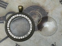 Glascabochon rund, bronze, Rahmen m. Strass innen Glascabochon rund, bronze, Rahmen m. Strass innen