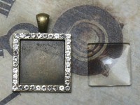 Glascabochon quadr., bronze, Rahmen m. Strass außen Glascabochon quadr., bronze, Rahmen m. Strass außen