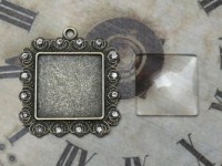 Glascabochon quadr., bronze, Rahmen gezackt Glascabochon quadr., bronze, Rahmen gezackt